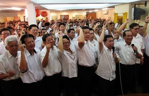 沈桂贤率领众人高喊砂哈地！