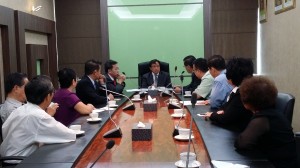 部长阿邦佐哈里与众人讨论四小扩建计划。