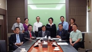 众人与部长一起合影，前排左起为陈冠勳、党主席沈桂贤、部长阿邦佐哈里、古佛保及蔡文铎。