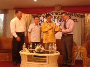 研习营筹委会主席莫哈末阿都拉（右）赠送纪念品予部长阿邦佐哈里，左起为蔡美新、党主席沈桂贤。