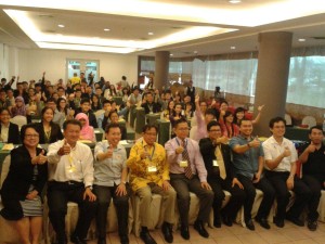 参与研习营的学生与嘉宾们一起合影。 