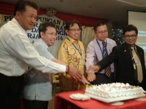 众嘉宾一起进行切蛋糕仪式。