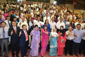 副教育部长叶娟呈及人联党主席沈桂贤与受惠的学校代表合影。