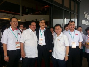 沈桂贤与民政党主席马袖强及国阵秘书长登姑安南（左二）等领袖合影。