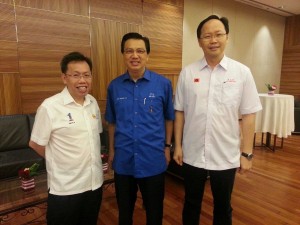 沈桂贤与马华总会长廖中莱（中）及沙巴自由民主党主席张志刚（右）合影。