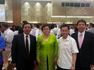 党主席沈桂贤及秘书长陈超耀与砂州国阵秘书长斯蒂芬伦迪合影。