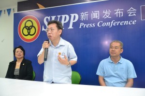 党主席沈桂贤（中）在仪式上发言，左一为妇女组主席徐美丽，右一为青年团秘书长邓文武。 