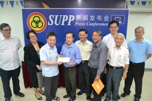 沈桂贤移交拨款给其中一个团体。