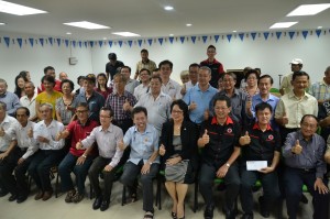 受惠团体与党主席沈桂贤合影。