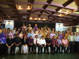 人联党主席沈桂贤在午宴上与众人合影。