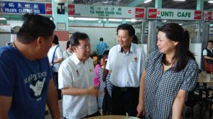 沈桂贤与钱本统与民众交流。