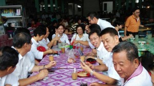 众人在诗巫中央市集享用早餐。