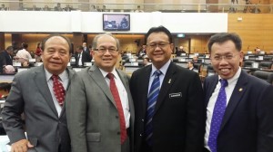 沈桂贤与砂州国会议员合影，左起为亨利孙、道格拉斯及亚历山大林奇。