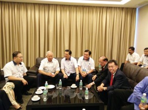 人联党主席沈桂贤（右）与首相纳吉及马华领袖一起交流。