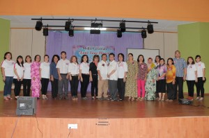 嘉宾们与活动筹委一起合影。