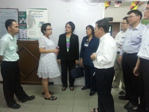 党主席沈桂贤亲往丹拿布迪诊疗所，与当地医疗官员交流，在场包括青年团总团长陈开及妇女组主席徐美丽。