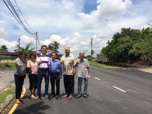 左起：甲必丹田惜春，人联朋领支部妇女组主席沈美金，陈开市议员，本固鲁陈兴枝，甲必丹陈吉宁及卓仰锡。