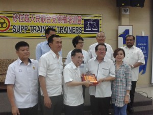 Photo of SUPP Party President YB Senator Datuk Prof Sim Kui Hian presenting a Token of Appreciation to Datuk Michael Chong
