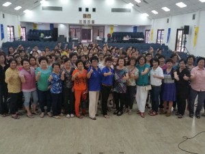 人联党妇女组主席拿汀徐美丽及该组问郑荔嫔移交一个马来西亚社区组委任信函后,与该组组员合影。