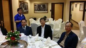 砂人联党中央秘书长陈超耀(中)与国阵成员党领袖合影。