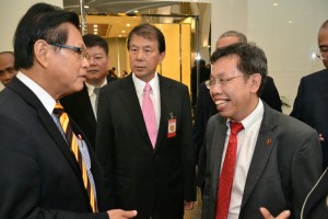 党主席沈桂贤与李景胜交流，中为秘书长陈超耀。