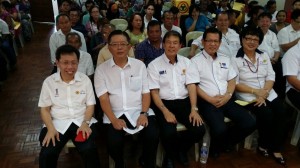 党领袖一起合影，左起为党主席沈桂贤、柏拉旺支部主席丁永豪、秘书长陈超耀、副主席李景胜及妇女组主席徐美丽。 