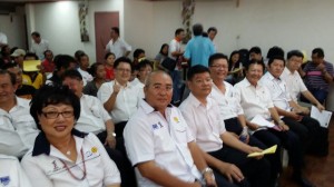 宣教秘书俞小珊与众领袖一起合影。