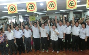 党主席沈桂贤率领众人高喊砂哈地口号。