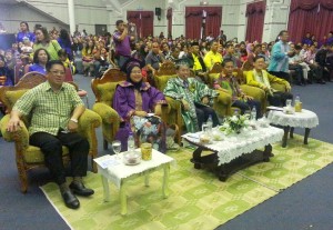 活动主宾席一瞥，左起为陈如飞、琳达瓦蒂及沈桂贤，右一为薛华东。