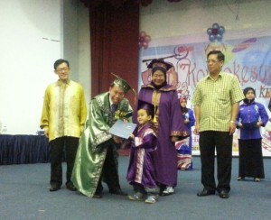 沈桂贤颁发结业证书予学生。