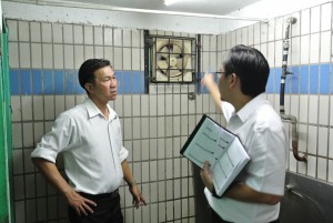 人联公共投诉局主任叶耀星与巴达旺市议会职员商讨厕所设施问题。