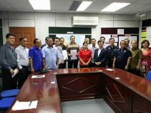 颁发继任信仪式上。出席见证者有人联党中央主席上议员拿督沈桂贤医生,玛士加汀国会议员安东尼诺尔,首长政治秘书古佛保,民进党碧湖区会领导,人联文莪支部及石隆门支部领导等。