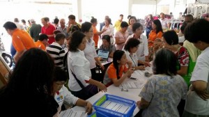 民众在肯雅兰市集进行一马援助金资料更新。 