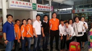 人联党青年团总团长陈开等人在肯雅兰市集一起合影。