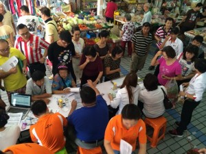 大批民众寻求援助金服务。