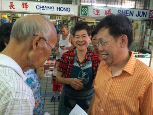 党主席沈桂贤与民众交流。