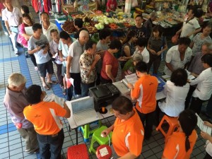 众人耐心排队接受援助金服务。