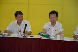 人联党主席沈桂贤（右）与秘书长陈超耀摄于记者会上。