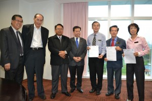 获得续任的本固鲁，分别是陈银英、本固鲁陈兴枝及本固鲁陈传禹与党主席沈桂贤等人一起合影。 