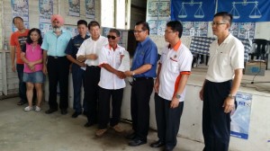 李景胜颁发通知信予居民,在场包括陈超耀。