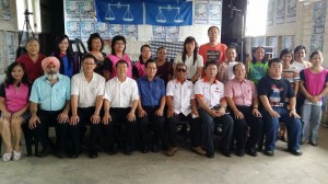 李景胜及陈超耀等人与居民们一起合影。