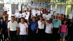 众人展示政府发出的通知信。