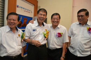 人联党领袖在晚宴上心情愉快，左起为叶金来、陈超耀、邓伦奇及曾镇江。 