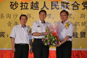 砂人联党哥打圣淘沙支部主席罗克强（右）赠送礼篮予秘书长陈超耀，左为叶金来。