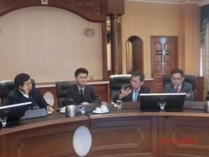 沈桂贤（右二）摄于交流会上。
