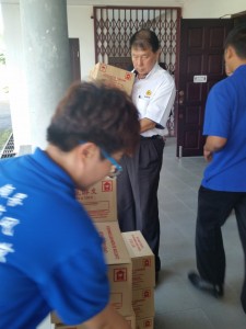 Ting and the others helping to carry out the items. 