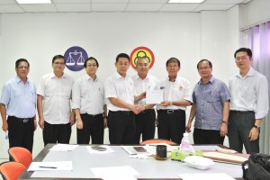 在众领袖见证下，陈冠勳移交义款予陈超耀。