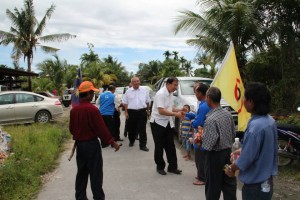 居民们欢迎人联党领袖莅临。