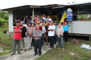 领袖与居民们合影。