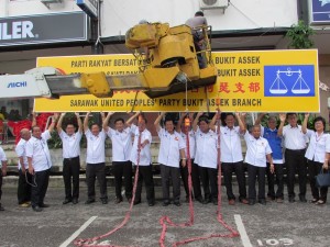 党中央财政陈冠勋与支部主席钱本统及执委们摄于挂招牌仪式上